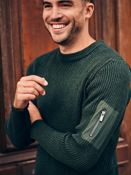 Suitable Mou Pullover Dark Green Model / Sfeerbeeld