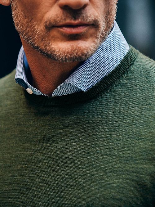 Suitable Merino Pullover Military Green Model / Detail
