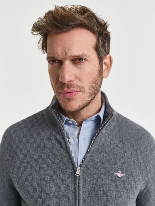 Chaleco GANT con textura en gris Model / Detail