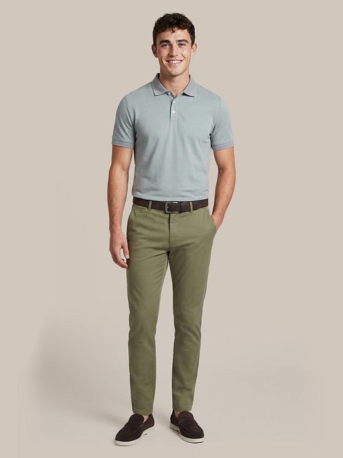 Suitable Chino Peano Twill Lys Oliven Model / Voorkant