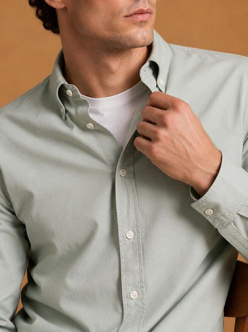 King Essentials The Tommy Overhemd Sage Groen Model / Voorkant