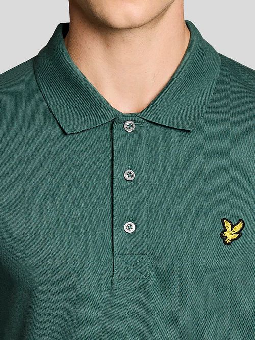 Lyle and Scott Poloshirt Everglade Groen Model / Detail