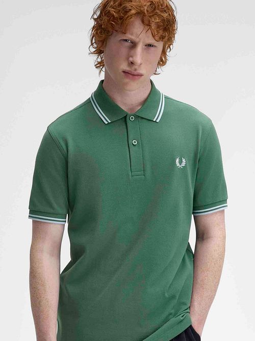 Fred Perry Polo Twin Tipped M3600 Grön Z59 Model / Voorkant