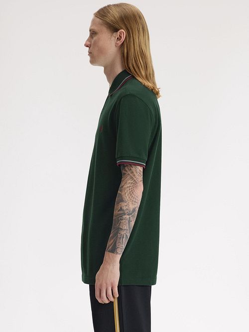 Fred Perry Polo Twin Tipped M3600 Mörkgrön 85A Model / Zijkant