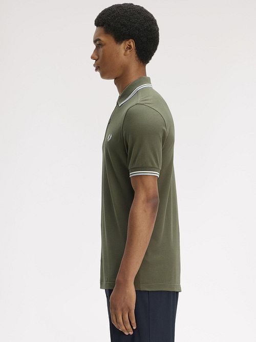 Fred Perry Polo Twin Tipped M3600 Grön 87B Model / Zijkant