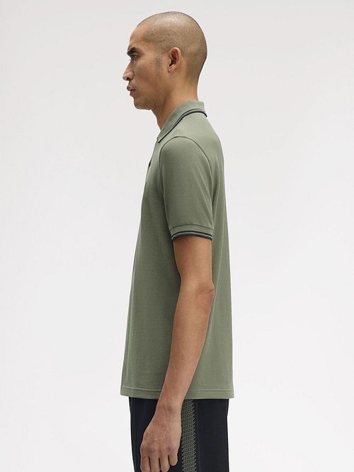 Fred Perry Polo Tipped M3600 Grön Z50 Model / Zijkant