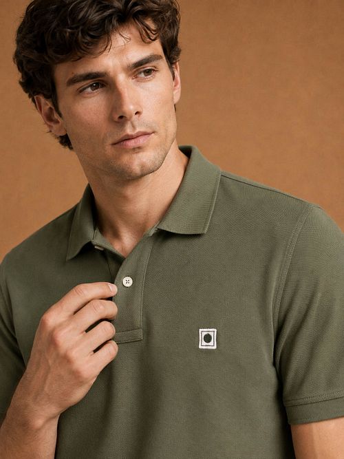King Essentials The Rene Poloshirt Olivgrün Model / Voorkant