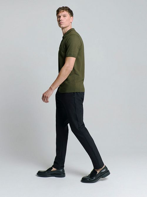 No Excess Knitted Poloshirt Olivgrün Model / Zijkant