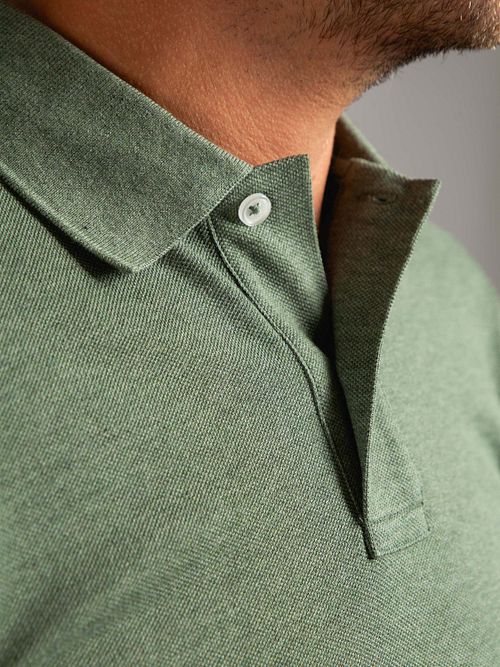 Suitable Mang Poloshirt Grün Model / Detail