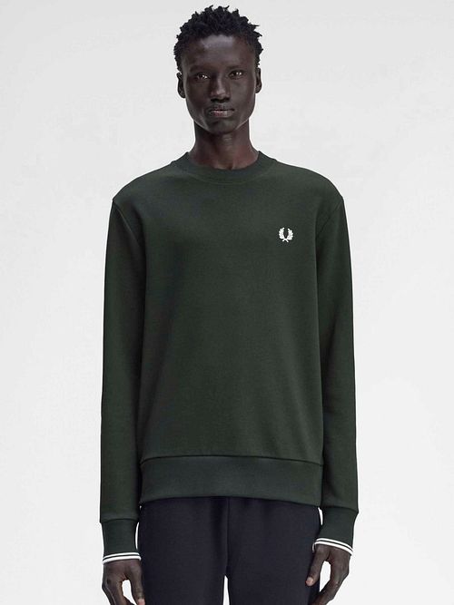 Fred Perry Sweater Logo Dunkelgrün Model / Voorkant
