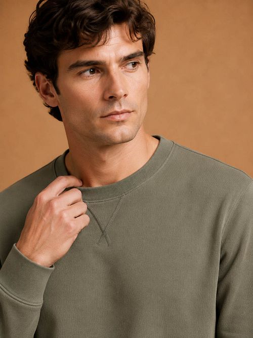 KING Essentials The George Sweater Olivgrün Model / Detail