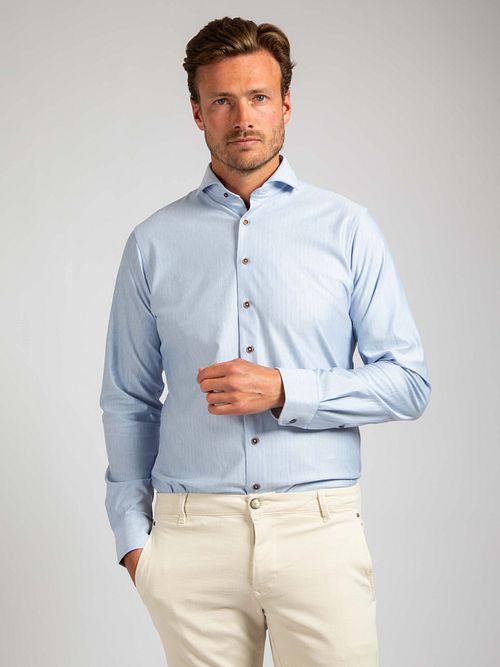 Suitable Herringbone Hemd Dunkelblau Model / Voorkant mit Stefan