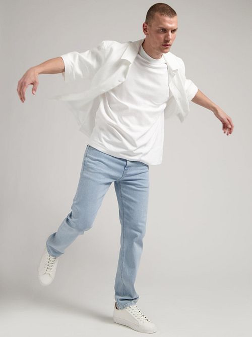 MUD Jeans Denim Bryce Hellblau Model / Voorkant