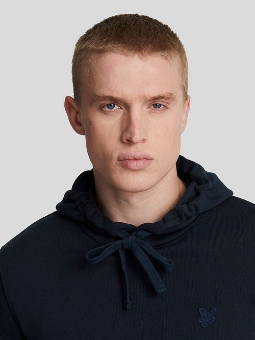 Hoodie Lyle and Scott Tonal Navy Model / Detail