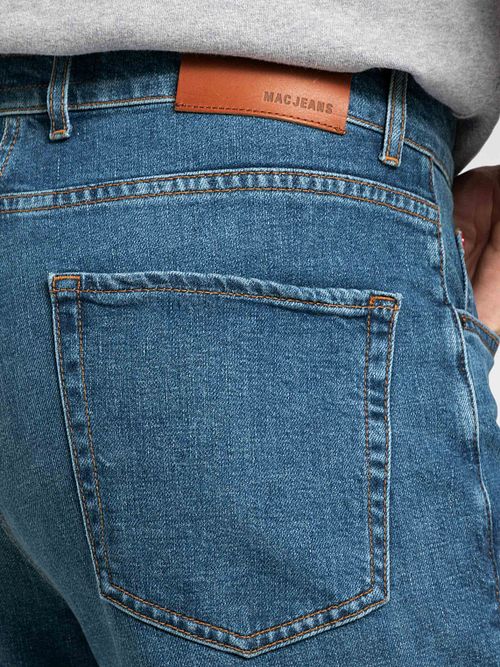 Jeansy MAC Rick w kolorze niebieskim Model / Detail