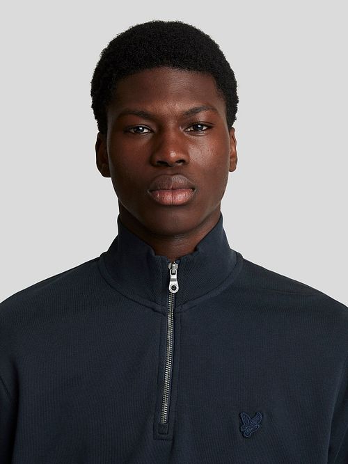 Jersey de media cremallera Lyle & Scott en azul marino tonal Model / Detail