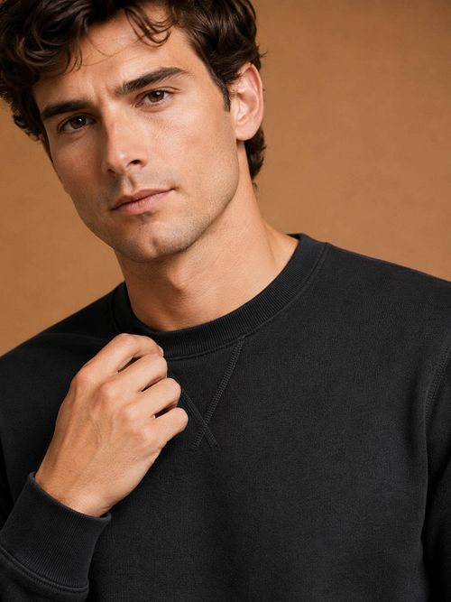 King Essentials The George Sweater Zwart Model / Detail