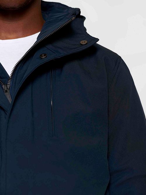 KnowledgeCotton Apparel Climate Shell Jacket Navy Model / Detail