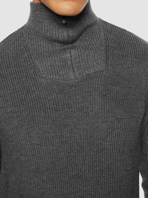 Sweter KnowledgeCotton Apparel z półzamkiem, wełna merynosów, antracytowy Model / Detail