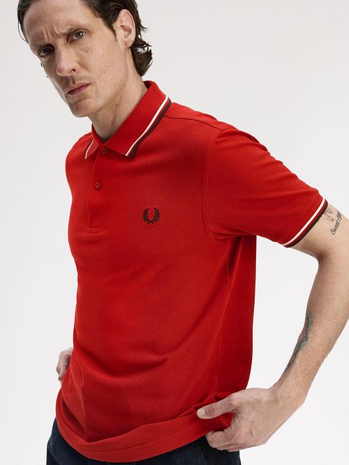 Koszulka polo Fred Perry Twin Tipped M3600 w kolorze czerwonym 74A Model / Voorkant