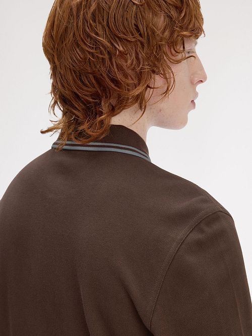 Koszulka polo Fred Perry z długim rękawem w kolorze brązowym 49A Model / Achterkant