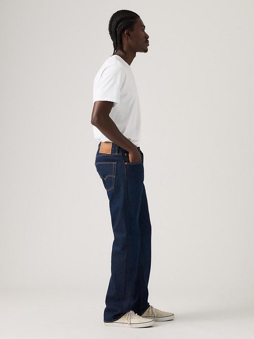 Jeansy Levi's 501 Dark Indigo w kolorze ciemnoniebieskim Model / Zijkant