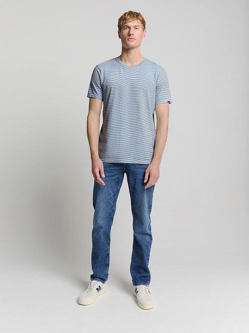 No Excess Stripes T-Shirt Lichtblauw Model / Voorkant