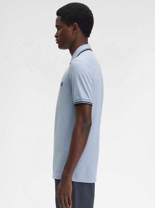 Fred Perry Polo Twin Tipped M3600 Blue Y69 Model / Zijkant