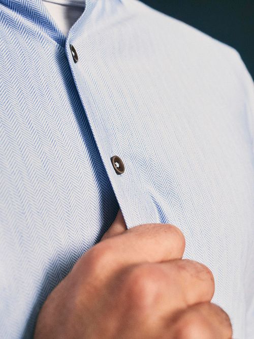 Suitable Herringbone Shirt Light Blue Model / Detail