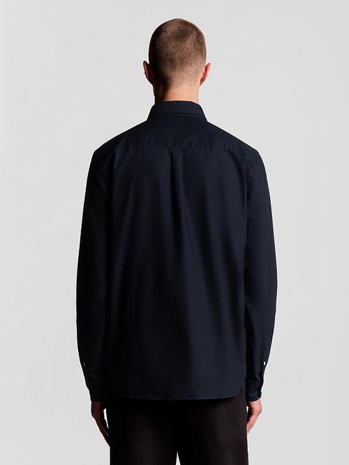 Camisa Oxford lisa Lyle & Scott en azul marino Model / Achterkant
