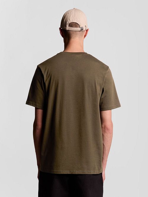 T-Shirt Lyle and Scott en color oliva Model / Achterkant