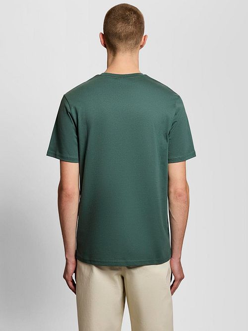 Lyle and Scott Everglade Camiseta Groen Model / Achterkant