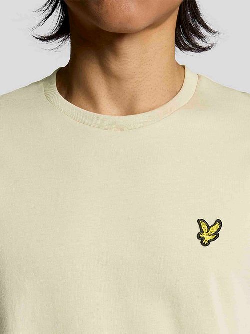 Camiseta Lyle and Scott Greige Model / Detail