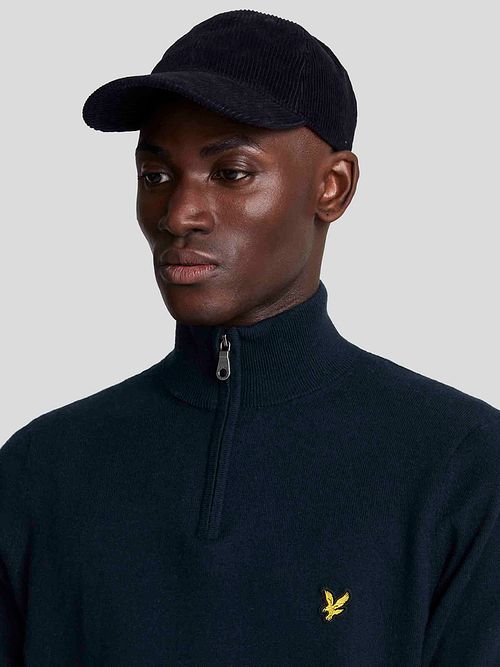 Pullover half zip de lana merina Lyle & Scott en azul marino Model / Detail