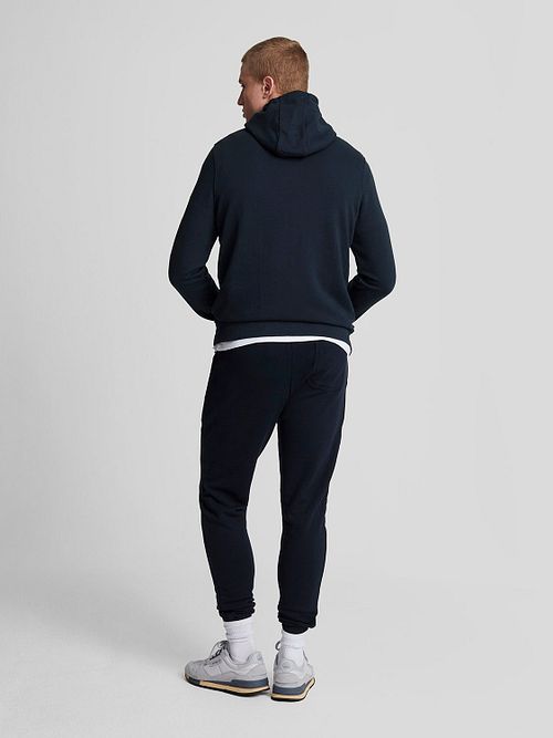 Lyle and Scott Hoodie Tonal Navy Model / Achterkant