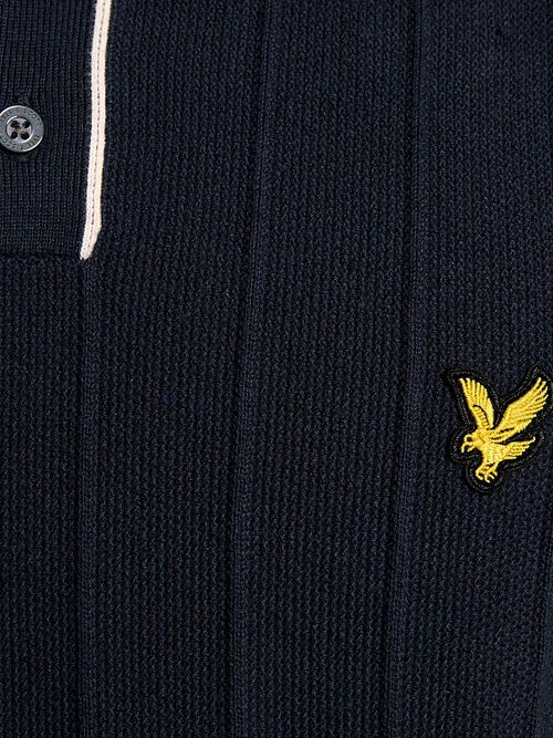 Lyle & Scott Stickad Piké med kontrastkant Mörkblå Model / Detail