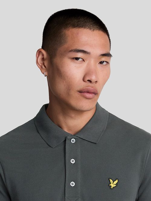 Lyle and Scott Polo Plain Antraciet Model / Detail