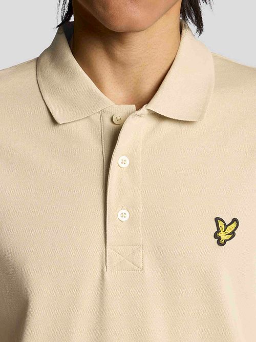 Lyle og Scott Polo i Enkel Grå Beige Model / Detail