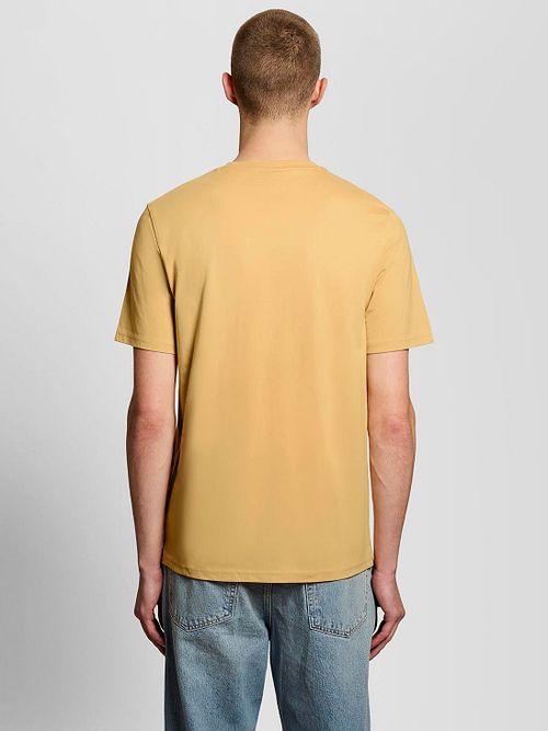 Lyle and Scott T Shirt Honeycomb Orange Model / Achterkant