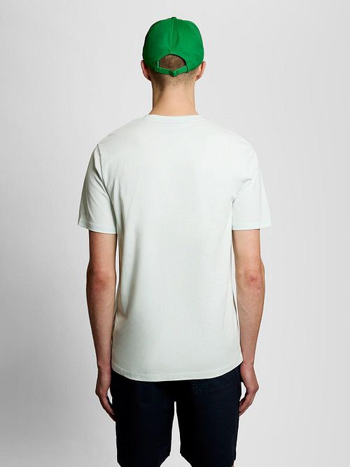 Lyle and Scott T-Shirt Ice Blau Model / Achterkant