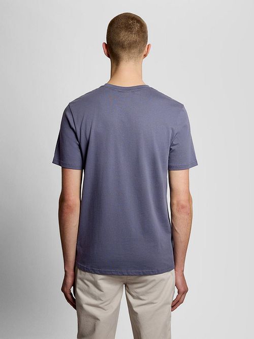 Lyle and Scott T Shirt Graystone Model / Achterkant