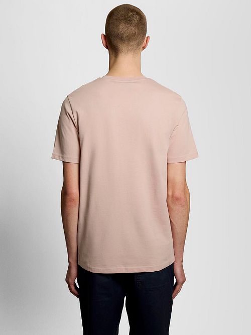 Lyle and Scott T-skjorte Honeycomb Rosa Model / Achterkant