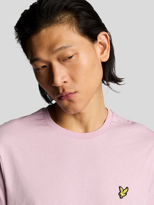 Lyle and Scott T-skjorte i lyserosa Model / Detail