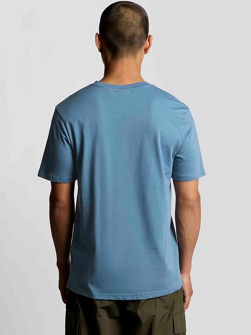 Lyle & Scott T-Shirt Ocean Bleu Model / Achterkant