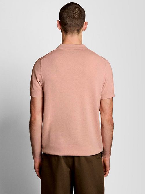 Lyle & Scott Strick-Poloshirt Grapefruit Rosa Model / Achterkant