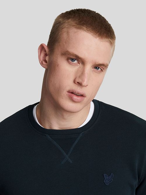 Lyle & Scott genser Marineblå Model / Detail