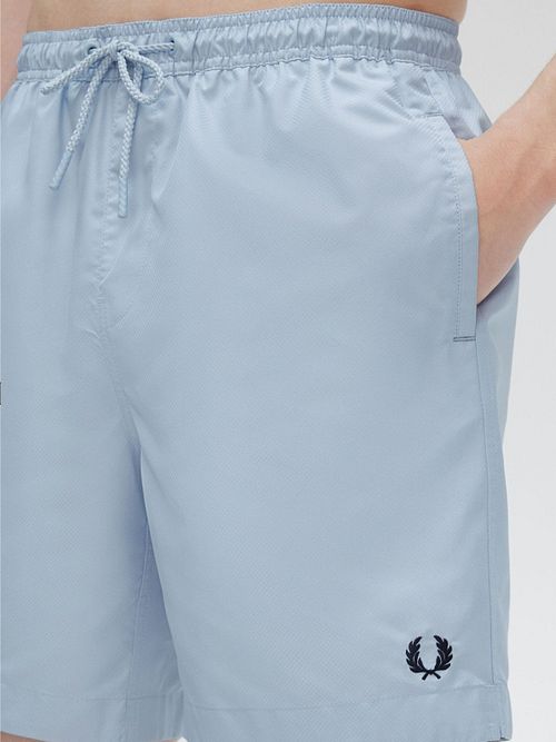 Fred Perry Badeshorts Hellblau Model / Detail