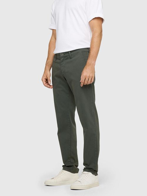 MAC Driver Pants Chino Vert Foncé Model / Zijkant