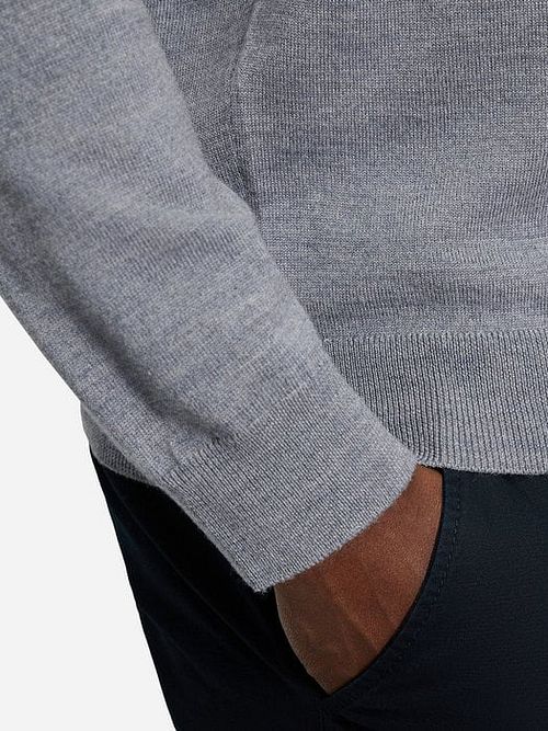 Maglione OLYMP in merino grigio Model / Detail