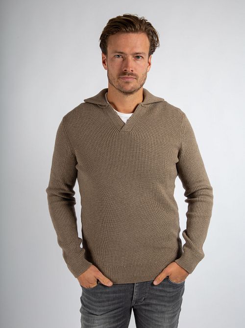 Maglione Suitable Riva Knit color tortora Model / Voorkant con Stefan